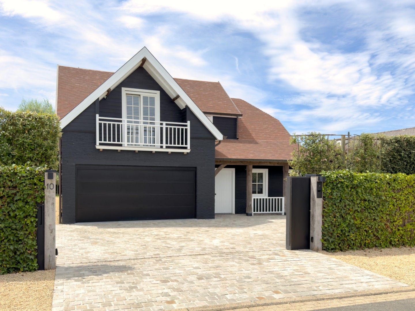 Prachtige en erg GEZELLIGE villa, met een magnifiek overdekt terras, polyvalent bijhuis en zonnige tuin,  luxueus afgewerkt en zeer goed onderhouden, gelegen in het mooie Ramskapelle op fietsafstand van het centrum van Knokke-Heist. - foto 2