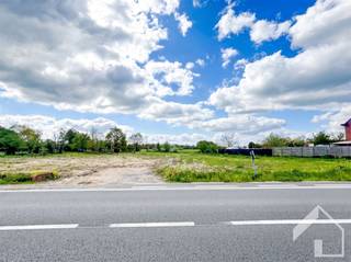 Beau terrain à bâtir pour une construction ouverte, entre Broechem et Ranst. Surface totale du terrain : 734m2. La largeur de la façade est de...
