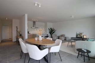 <p><span>Ruim NIEUWBOUW twee slaapkamer appartement op de 1ste VERDIEPING in het centrum van Schilde!</span></p><p><span>In een modern gebouw met lift bevindt zich dit appartement op de eerste verdieping, omvat inkomhal met ruimte voor een vestiairekast, gastentoilet, leefruimte met veel lichtinval en een groot schuifraam dat toegang geeft tot het mooi breed terras van 16m², open keuken met de nodige toestellen, aansluitend aan de keuken is er een ruime berging/wasplaats, twee slaapkamers waarvan de grootste slaapkamer met een ingerichte badkamer met lavabo meubel en douche en een tweede slaapkamer met een ensuite douchekamer.</span></p><p><span>De ondergrondse parking zorgt ervoor dat thuiskomen in alle comfort kan gebeuren, dit appartement is voorzien van 1 autostaanplaats en een privatieve berging, huurprijs + 125€. Alsook een gemeenschappelijke fietsenberging op het gelijkvloers.</span></p><h3><span>Afwerking: aluminium ramen, vliegenramen, hr+ beglazing, vloerverwarming, cv op gas, gebouwd volgens BEN-principes.</span></h3><h3><span>Centrale ligging, gelegen nabij het dorp, vlakbij winkels, openbaar vervoer, gemakkelijke bereikbaarheid, in de buurt van fiets- en wandelroutes om de natuur op te zoeken.</span></h3><h3><span>Dit appartement is volledig geschilderd en overal verlichting voorzien. Overname van gordijnen en lamellen in overleg.</span></h3><p><span>Gemeenschappelijke kosten gebouw: 125€/m.</span></p><p><span>U bent van harte welkom voor een bezoekje!</span></p><p><span> </span></p>