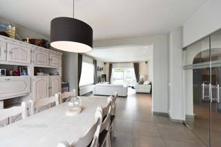 Ruime lichtrijke woning bestaande uit een inkomhall, bureel beneden, grote living, aparte ingerichte keuken, wasberging, kelder, 3 slaapkamers...