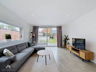 <p>Instapklare, volledig gerenoveerde woning (2022) op een uitstekende locatie nabij winkels, openbaar vervoer en belangrijke invalswegen bestaande uit inkomhal, gastentoilet, ruime en lichtrijke leefruimte met eet- en zithoek en volledig geïnstalleerde open keuken, droge kelder, was – en bergplaats, zij-ingang die functie doet als fietsberging en doorloopt naar de tuin met gezellige terras. <br /><br />Op de eerste verdieping bevinden zich twee slaapkamers, waarvan één voorzien is van ingebouwde kastenwand, mooi afgewerkte badkamer met een dubbele lavabo, een inloopdouche en een ligbad en toilet</p>
<p>Via een vaste trap bereiken we de zolderkamer, die ingericht is als derde slaapkamer en eveneens voorzien van inbouwkasten en bureau.</p>
<p>Extra troeven:</p>
<ul>
<li>Energiezuinig woning</li>
<li>Nieuwe condensatieketel (2026)</li>
<li>Conforme elektriciteit</li>
<li>Elektrische rolluiken</li>
<li>Droge kelder</li>
<li>Apart fietsberging/doorgang tuin</li>
<li>Topligging nabij winkels, openbaar vervoer en invalswegen</li>
<li>Instapklaar</li>
</ul>
<p>Deze woning is te koop ZONDER makelaar via het concept van Smart Houses! Wenst U verdere inlichtingen of bezoek? Contacteer rechtstreeks de eigenaar via <span>koekoekstraat111@gmail.com of</span> 0475/35.57.21</p>