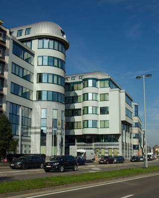 Lichte kantoren te huur, ideaal gelegen vlakbij de E19 en de Grote Markt van Mechelen.Gemakkelijk bereikbaar met het openbaar vervoer.Parking...