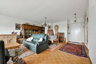 Hoekappartement met groot hoekterras , 2 slaapkamers en veel lichtinval en prachtig zicht op Antwerpen.<br />Dit appartement bevindt zich op de 13 de verdieping en heeft een mooie living met veel lichtinval.<br />Via de inkom komen we in de living (allen op parketvloer) die toegang geeft tot het terras.<br />Via de gang bereiken we het aparte WC, de badkamer , de keuken en de 2 slaapkamers.<br /><br />De badkamer is uitgerust met een dubbel lavabomeubel, een inloopdouche en er is een aansluiting voor de wasmachine en droogkast, dit allen op een stenen vloer.<br /><br />De keuken heeft kasten boven en onder, een ceramische kookplaat en dampkap, een spoelbak en een ijskast en geeft ook uit op het terras.<br /><br />De 2 slaapkamers hebben een parketvloer en beide toegang tot het zijdelingse terras.<br /><br />De ramen zijn pvc dubbel glas en de verwarming is op gas.<br /><br />Zeer gunstig EPC LABEL B !<br /><br />Kortom zoekt u een lichtrijk appartement met prachtig zicht op de stad Antwerpen en groot terras is dit uw appartement.<br /><br />Aan het appartement is een privatieve kelder verbonden.<br /><br />Mogelijkheid tot aankoop van een ondergrondse garage aan €20.000.<br /><br />Er is tevens een mogelijkheid om 2 bovengrondse staanplaatsen aan te kopen aan €10.000 per stuk. <br /><br />Stedenbouwkundige inlichtingen zijn in aanvraag.<br /><br />Voor meer info of een bezoek ter plaatse kan u vrijblijvend contact opnemen met Philip op het nr.: 0476/999.029 of philip@reds.be.