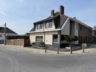 In een uiterst rustige straat deze stijlvolle half open bebouwing.<br />De voorbije jaren volledig gerenoveerd.<br />Dit prachtig pand biedt :<br /><br /><span>✅ Immense lichtinval<br />✅ Grote leefruimtes<br />✅ Prachtige & ruime ingerichte keuken<br />✅ Volledig zicht op de tuin<br />✅ Drie ruime slaapkamers waarvan één met dressing<br />✅ Volledig onderkelderd.<br />✅ Zonnepanelen<br />✅ warmtepomp/airco<br />✅ Tuin & garage<br />✅ EPC label B<br /><br /></span>Instapklaar !!