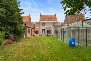 Gelijkvloers met praktijkruimte/bureau.4 volwaardige slaapkamers.Ruime zolder met uitbreidingsmogelijkheden.Zuidgerichte tuin, ideaal om elk seizoen...