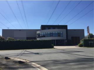 Instapklaar en veelzijdig bedrijfsgebouw in industriepark Doornpark te Beveren-Waas, met 1.375 m² magazijn met 8m vrije hoogte en ca. 290...