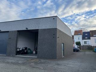 Goed gelegen bedrijfsunit met 5,5m vrije hoogte in half-open bebouwing met een oppervlakte van 94m² en 1 privatieve staanplaats achter het gebouw...