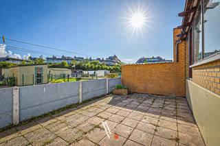 Deze <strong>halfopen woning</strong> is rustig gelegen én toch dichtbij het centrum van Nieuwpoort.<br />Ze biedt <strong>147 m² aan bewoonbare oppervlakte</strong> (volgens EPC) en geniet een <strong>EPC-label C</strong>.<br />De compacte maar zongerichte buitenruimte biedt mogelijkheden om leuk in te richten en te genieten.<br /><br />Bovendien werd de woning reeds voorzien van dubbele beglazing, dakisolatie en central verwarming (condensatieketel). <br /><br /><strong>Indeling: </strong><br />- Gelijkvloers: inkomhal, woonkamer, keuken, veranda, toilet<br />- 1ste verdieping: 3 slaapkamers en badkamer<br />- Zolder: toegankelijk via zolderluik<br />- Kelder (volledig onderkelderd!)<br />- Buiten: Oprit, garage en tuin/terras van 27 m²<br /><br />Zoek je een woning met 3 slaapkamers, buitenruimte én een gunstig energielabel; dan ben je hier zeker aan het juiste adres!