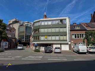 Dit appartement is gelegen vlak bij de Grote Markt, winkelstraten, het administratief centrum en het station van Aalst. <br /><br />Het appartement bevindt zich op de eerste verdieping (lift aanwezig) en beschikt over een ruime living met aansluitend de keuken, en badkamer (lavabomeubel, douche en toilet). Via de keuken bereikt men het terras met een kleine opbergruimte. <br /><br />Ideaal ter investering, het appartement is momenteel verhuurd.<br />Voor meer info en/of een bezoek, contacteer ons via steffen@immotijl.be of 053/42 46 99.