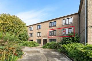 <p><strong>Appartement met 3 slaapkamers te koop aan de rand van Eeklo!</strong></p>

<p>Op zoek naar een appartement met ruimte en mogelijkheden? Dit appartement, gelegen aan de rand van Eeklo, bevindt zich in een kleinschalig gebouw met slechts 6 appartementen, wat zorgt voor een aangename en rustige woonomgeving.</p>

<p>Het appartement beschikt over <strong>3 slaapkamers</strong> en biedt tal van mogelijkheden om het naar eigen smaak en wensen verder in te richten, op te knappen en te moderniseren. Dankzij het gunstige EPC-label B is er <strong>geen renovatieverplichting</strong>, wat dit pand extra interessant maakt voor wie op zoek is naar een betaalbare woonopportuniteit met potentieel.</p>

<p>Ook de ligging is een absolute troef! Winkels, scholen, het park, het station en het openbaar vervoer bevinden zich in de nabije omgeving. Bovendien is er parkeergelegenheid in de buurt.</p>

<p><strong>Een interessante opportuniteit voor starters, gezinnen of investeerders</strong> die op zoek zijn naar een appartement met drie slaapkamers, een gunstig EPC en mogelijkheden om er hun eigen thuis van te maken.</p>