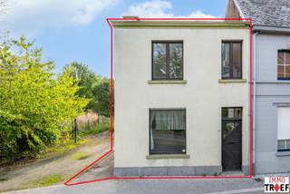 <p>Deze te renoveren woning is centraal gelegen in Denderbelle, vlakbij openbaar vervoer en nabij alle belangrijke invalswegen naar zowel Lebbeke, Wieze, Dendermonde, Opwijk, Aalst. Huidige indeling: een ruime inkomhal met aansluitend een lichtrijke leefruimte, een keuken, verschillende bergruimtes, een gastentoilet en een badkamer met toilet, wastafel en ligbad. Vervolgens is er een gezellige tuin met verschillende opbergruimtes. Op de eerste verdieping is er een nachthal en zijn er 3 kamers. TROEVEN: halfopen bebouwing met veel mogelijkheden op centrale ligging, lichtrijke ruimtes, gezellige tuin. Vragen, meer info of een bezoek? Contacteer Charlotte van IMMO TROEF: 052 52 52 00 of info@immotroef.be</p>