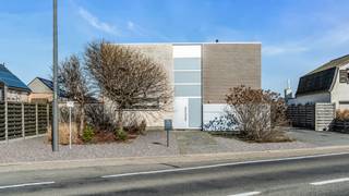 Stap binnen in deze moderne vrijstaande woning aan de Kaulillerweg 130 in Bocholt, waar hedendaagse architectuur, comfort en ruimte perfect samenkomen. Deze stijlvolle woning uit 2012 biedt een aangename woonomgeving en is gelegen op een perceel van 7a 26ca. Met vier volwaardige slaapkamers en een ruime leefruimte is dit de ideale gezinswoning voor wie rustig wil wonen zonder in te boeten aan bereikbaarheid en voorzieningen.<br /><br />Bij het betreden van de woning komt u terecht in een ruime inkomhal die meteen een gevoel van openheid en licht creëert. De woning beschikt over een grote, lichtrijke leefruimte met een gezellige woonkamer en een ruime eetplaats. Dankzij de grote raampartijen geniet u hier de hele dag van veel natuurlijke lichtinval en een mooi zicht op de tuin. Aansluitend bevindt zich de moderne, volledig uitgeruste keuken, waar koken en samen genieten centraal staan. De open indeling zorgt voor een aangename verbinding tussen keuken, eetruimte en zithoek, waardoor deze leefruimte het hart van de woning vormt.<br /><br />De woning beschikt over vier ruime slaapkamers, waardoor er voldoende plaats is voor een gezin, een thuisbureau of hobbyruimte. Daarnaast werd bij de bouw veel aandacht besteed aan comfort en gebruiksgemak. Zo is de benedenverdieping uitgerust met aangename vloerverwarming en beschikt de woning over een centraal stofzuigersysteem. De elektriciteit is bovendien volledig conform de huidige wetgeving, wat extra zekerheid biedt voor de toekomstige bewoners.<br />Buiten beschikt het pand over een vrijstaande garage en een ruime oprit die toegankelijk is via een elektrische poort. Het perceel is volledig omheind, wat zorgt voor privacy en veiligheid. De tuin biedt voldoende ruimte om te ontspannen, te spelen of gezellig buiten te genieten.<br /><br />Ook de ligging is een grote troef. De woning bevindt zich op een vlotte locatie nabij het centrum van Bocholt, waardoor winkels, supermarkten, scholen en andere dagelijkse voorzieningen gemakkelijk bereikbaar zijn. In de omgeving bevinden zich verschillende handelszaken en supermarkten, waardoor u voor uw dagelijkse boodschappen nooit ver hoeft te rijden.<br /><br />Daarnaast staat Bocholt bekend om zijn rustige en groene karakter. De gemeente ligt in het prachtige natuurgebied KempenBroek, een uitgestrekt grensoverschrijdend natuurgebied met bossen, heide, vennen en beekvalleien. Hier vindt u tal van fiets- en wandelroutes waar u volop kan genieten van rust, natuur en open landschappen.<br />Ook op culinair vlak heeft de omgeving heel wat te bieden. In en rond Bocholt vindt u verschillende gezellige brasseries, restaurants en cafés waar u kan genieten van zowel klassieke Belgische keuken als internationale gerechten. Van een gezellige lunch tot een uitgebreid diner: er is voor ieder wat wils. Daarnaast zijn er ook diverse bakkers, cafés en lokale handelszaken die bijdragen aan het aangename dorpsleven.<br /><br />Neem gerust een kijkje in de 3D-tour en wandel alvast virtueel door de ruimte - wel zo makkelijk én leuk!<br />https://my.matterport.com/show/?m=V2fAkXDwaNH<br /><br />STEDENBOUWKUNDIGE INFORMATIE:<br />- Stedenbouwkundige vergunning ontvangen: JA<br />- Stedenbouwkundige bestemming: Woongebied<br />- Verkavelingvergunning: NEEN<br />- Voorkooprecht RUP: NEEN<br />- Dagvaarding voor inbreuk op de stedenbouwkundige voorschriften: NEEN<br />- Overstromingsgevoeligheid van uw vastgoed:<br />P-score: A<br />G-score: A<br />EPC: A label, 97 kWH/m²<br />Certificaatcode: 20260310-0003819984-RES-1<br /><br />Wens jij deze woning te bezichtigen? Aarzel niet en neem contact met ons op, we staan voor je klaar!<br />Tel.: 0032 497 84 48 80<br />E-mail: info@caenenvastgoed.be<br /><br />Tot binnenkort!