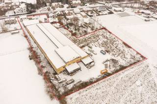 Uniek bedrijfsgebouw nabij het centrum van Scherpenheuvel.Deze site (1,3 ha) bestaat uit een kantoorgebouw en showroom (500 m²) met ruime parking...