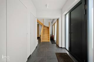 <h3>Ruime gezinswoning met 4 slaapkamers op een rustig gelegen perceel van 9 are 72 ca<span></span></h3>
<p>Deze ruime woning beschikt over maar liefst 274 m² bewoonbare oppervlakte en is gelegen op een perceel van 9 are 72 ca in een bijzonder rustige straat. Dankzij de royale leefruimtes, vier slaapkamers, drie badkamers en de uitzonderlijke hoeveelheid extra ruimte is dit een ideale woning voor wie op zoek is naar rust, comfort en ruimte.</p>
<p>Via de ruime inkomhal komt u in de verschillende leefruimtes. De woning beschikt over een aangename woonkamer, een aparte eetkamer en een ruime keuken. De verschillende leefruimtes sluiten mooi op elkaar aan en bieden dankzij hun royale oppervlaktes heel wat mogelijkheden.</p>
<p>Op het gelijkvloers bevinden zich daarnaast twee slaapkamers, een badkamer, een apart toilet en een praktische wasruimte.</p>
<p>De eerste verdieping biedt nog heel wat extra mogelijkheden. Hier bevinden zich twee ruime slaapkamers met elk een badkamer en verschilde zolderruimtes.</p>
<p>Een absolute troef is de zeer ruime garage met plaats voor twee wagens. Aansluitend bevinden zich verschillende bergruimtes en een grote bar- en ontspanningsruimte. Hierdoor is deze woning ook bijzonder interessant voor wie nood heeft aan extra opslag-, hobby- of werkruimte.</p>
<p>Ook buiten geniet u van een aangename omgeving. Het perceel van 9 are 72 ca biedt voldoende ruimte om te genieten van de tuin, terwijl de rustige straat zorgt voor een aangename en rustige woonomgeving.<br /><br /></p>