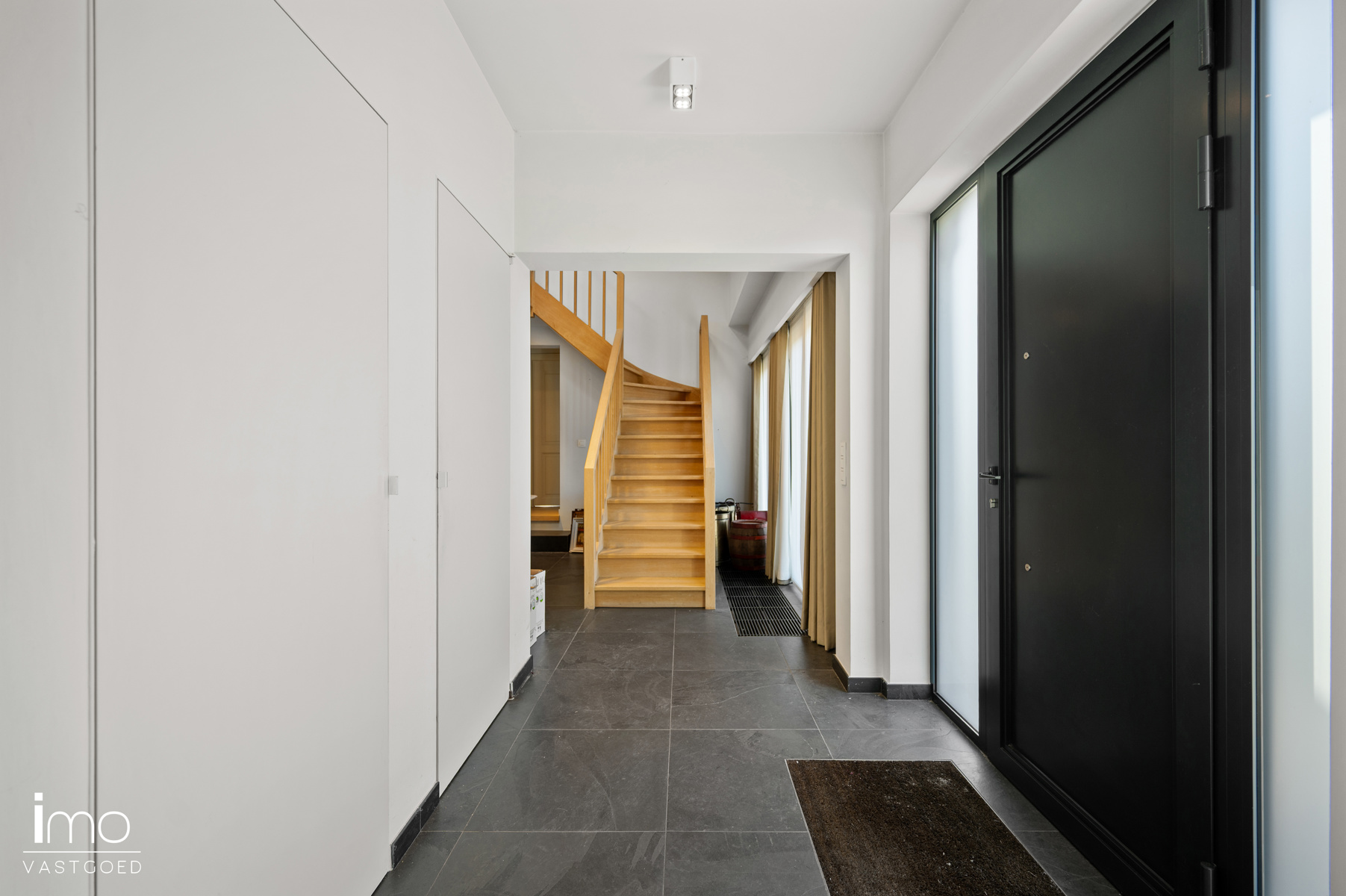 Zeer ruime woning met 4 slaapkamers op een toplocatie. - foto 3