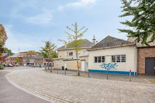 Veelzijdig (opbrengst)eigendom met ruime woning, handelspand en magazijn in hartje Kallo<br /><br />Op zoek naar een veelzijdige vastgoedopportuniteit met tal van mogelijkheden? Dit uitzonderlijke eigendom, centraal gelegen in Kallo, combineert een ruime gerenoveerde gezinswoning, een commerciële handelsruimte met uitstekende visibiliteit en een magazijn met verhuurpotentieel. Ideaal voor ondernemers, investeerders of wie wonen en werken wil combineren.<br /><br />De woning<br /><br />De ruime woning werd gerenoveerd in 2009-2010 en biedt alle comfort. De lichtrijke leefruimte sluit aan op een open, ingerichte keuken. Verder zijn er een bijkeuken, wasplaats en gastentoilet. Het privatieve, ommuurde terras vormt de ideale plek om in alle rust te genieten. Op de eerste verdieping bevinden zich vier slaapkamers en twee badkamers. Extra bergruimte vindt u in de zolder en de kelder. Vloerverwarming en aluminium ramen met dubbele beglazing vervolledigen het wooncomfort.<br /><br />Het handelspand<br /><br />Gelegen op een strategisch kruispunt van de belangrijkste straten van Kallo geniet de handelsruimte van een uitstekende zichtbaarheid en een ruime natuurlijke lichtinval dankzij de vele raampartijen. De nabijheid van de sterk groeiende Waaslandhaven geeft extra potentieel. Het gelijkvloers omvat een polyvalente winkelruimte met keukenhoek en toilet. De verdieping biedt extra mogelijkheden voor burelen of opslag. De ruimte beschikt over een inbraakalarm, conforme elektrische installatie en verwarming via radiatoren en een warmtepomp.<br /><br />Het magazijn<br /><br />Het magazijn combineert een privégarage met een handelsruimte die sinds 2014 gedeeltelijk verhuurd is aan een fietsenhersteller. De ruime bergzolder is bereikbaar vanuit de garage. Op de oprit is plaats voor drie à vier wagens en er is een laadpaal aanwezig.<br /><br />Strategische ligging<br /><br />Dankzij de vlotte verbinding met de E34 en de Waaslandhaven, het openbaar vervoer vlakbij en de nabijheid van scholen geniet dit eigendom van een uitstekende bereikbaarheid.<br /><br />Een unieke kans om wonen, ondernemen en investeren te combineren op één veelzijdige locatie! <br /><br />Neem snel contact op via dewaele.com als u een bezoek wenst aan dit eigendom dat te koop wordt aangeboden in Kallo / Beveren.<br /><br />Bestuursmaatregelen in het maatregelenregister: in aanvraag