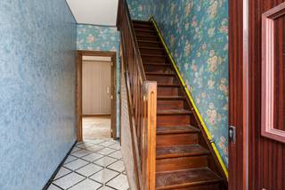 <u><strong>Renovatieproject met potentieel en achterliggend weiland in Sint-Gillis-Dendermonde</strong></u><br /><br />Op zoek naar een woning met karakter, ruimte en vooral heel wat mogelijkheden om uw eigen droomwoning te realiseren? Dan is dit renovatieproject in Sint-Gillis-Dendermonde zeker het ontdekken waard.<br />Deze halfopen bebouwing, voorzien van een betonnen welving, de ideale basis voor een grondige renovatie, is rustig gelegen en geniet tegelijkertijd van een verbinding met belangrijke uitvalswegen. <br /><br />Het zuidgeoriënteerde woongedeelte zorgt voor een aangename en zongerichte leefomgeving.<br /><br />Via de inkomhal kom je in de lichtrijke leefruimte met aansluitend keuken en een ruime berging.<br /><br />Op de eerste verdieping bevinden zich momenteel twee ruime slaapkamers en een badkamer met toilet. Via een vaste trap bereikt u de bovenverdieping, waar zich nog een derde slaapkamer bevindt. <br /><br />Een absolute extra troef is het achterliggende weiland voor liefhebbers van hobbytuinieren, het kweken van groenten en fruit of het houden van kleinvee. <br /><br />Kortom: een solide woning met een uitstekende basis, een zuidgerichte oriëntatie, drie slaapkamers en een bijzonder ruimtelijk potentieel. <br /><br />Wens je meer info of graag een bezoek ter plaatse? contacteer Peggy: 0478/37.00.82 of peggy@berno.be<br />