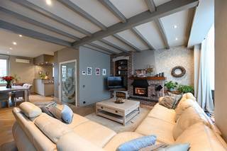Bekijk deze woning uitgebreid op www.koosi.beDeze karaktervolle, mooie en gerenoveerde woning is gelegen in een populaire straat vlakbij het Moorkensplein in Borgerhout.Het betreft de voorbouw van het geheel met 2 wooneenheden.Living, keuken en terras op 1ste verdiepingVia de ruime inkomhal en mooie gerenoveerd trap komen we op de eerste verdieping.Aan de straatzijde vinden we het gezellige salon met recente houtkachel, de leefruimte is voorzien van een zeer mooie eiken parket.Aan de achterzijde is de ruime eetplaats met keuken met kookeiland gelegen. De keuken is voorzien van 2 ingebouwde ovens (hete lucht en stoomoven), ingebouwde koelkast, diepvriezer, afwasmachine en een graniet werkblad.Vanuit de leefruimte hebben we via een trapje toegang tot het achtergelegen terras waar je gedurende de hele dag van de zon kan genieten.2 slaapkamers, dressing en badkamer op de 2de verdiepingVia de mooie trappenhal komen we op de 2 de verdieping waar we achteraan en slaapkamer vinden die momenteel ingericht is als bureau.Op deze verdieping is ook een toilet voorzien die mooi is weggewerkt in een kast.Vooraan komen we via een zeer ruime dressing in de grote slaapkamer die aan de straatzijde is gelegen. Aan deze slaapkamer is ook een leuk klein terrasje gemaakt.Achteraan naar de kleinere slaapkamer vinden we de ruime badkamer met mooie inloopdouche en dubbele lavabo. Vaste kosten (inclusief provisie water) bedraagt 100 Euro per maand.