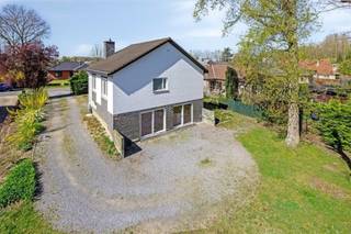 <p><span>Located in a quiet residential area of Kampenhout, this renovated property presents itself as the ideal family home. With a spacious living area of 199m² on a nice ground surface of 880m², this house offers all the space and comfort.</span></p><p><span> </span></p><p><span>STARTING PRICE OF 550,000; the sellers reserve the right to accept or reject any offer.</span></p><p><span> </span></p><p><span>The lay-out consists of an open entrance hall with guest toilet, a bright and spacious living room ( +/- 50m²) with large windows giving access to the front garden.  The built-in fireplace creates a cosy atmosphere and you have the possibility of adding a (second) kitchen. The night area offers 4 bedrooms (14, 11.5, 10.4 and 8.75 m²) with partly fitted wardrobes and the modern bathroom with spacious walk-in shower, toilet and washbasin. </span></p><p><span> </span></p><p><span>At the garden level, the new living kitchen (+/- 45 m²) equipped with a large island is a dream for any hobby chef.  With its functional layout, it is the place to host guests. The garden can be accessed via two large sliding windows.</span></p><p><span>On this level, you will also find a shower room and a large storage room as well as very spacious cellars ( +/- 50 m²) that can serve as hobby room, man cave, fitness room,...</span></p><p><span> </span></p><p><span>Outside you will find a spacious garden with trees offering privacy and tranquillity, ideal for garden parties or simply enjoying the fresh air. The long driveway offers parking for several vehicles.</span></p><p><span> </span></p><p><span>The location combines the tranquillity of a residential area surrounded by greenery and nature with proximity to major amenities like local shops, school and public transport, making it the perfect base for an active family life.</span></p><p><span>Don't miss this opportunity to own this charming home in Kampenhout!</span></p><p><span> </span></p><p><span>Book your visit now at info@ap-p.be or by calling 078 48 47 00.</span></p>