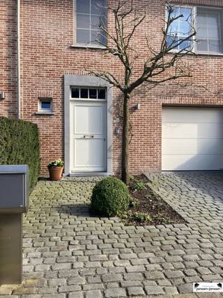 Bienvenue dans cette belle maison à Zwijndrecht, où le confort et le style sont réunis. Avec une surface habitable de 145 m² sur un terrain de 218...