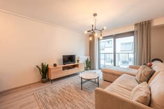 Instapklaar appartement met 1 slaapkamer op het zesde verdiep met lateraal zeezicht te Blankenberge. Gelegen op een uitstekende locatie aan de zeedijk en strand, op wandelafstand van het levendige centrum, openbaar vervoer.... Recente Residentie met zeer gunstige EPC (A-label).<br /><br />Indeling als volgt: inkomhal, gezellige woonkamer met schuifraam naar het terras en lateraal zeezicht, open en volledig ingerichte keuken, aparte berging/wasplaats, badkamer met inloopdouche en wastafel, apart toilet en slaapkamer met ingemaakte kasten.<br /><br />Ideaal voor wie op zoek is naar een instapklare woonst of een tweede verblijf aan zee. Het appartement wordt verkocht onder de formule van erfpacht. Dit biedt verschillende voordelen. Voor het gebruik van de grond betaalt de erfpachter aan de grondeigenaar een jaarlijkse som geld, ook wel canon genoemd. Deze canon is fiscaal aftrekbaar.<br /><br />Voor meer informatie of een bezoek ter plaatse, aarzel niet en bel Gaëlle op het nummer 0479 17 17 17.