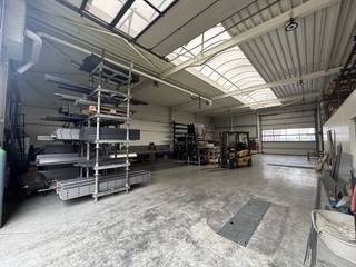 Dit unieke magazijn van 420 m² is nu beschikbaar voor verhuur. Het pand beschikt over een indrukwekkende vrije hoogte van 6 meter en is voorzien van twee sectionale poorten voor een vlotte logistiek.Een groot pluspunt is de extra, afgesloten buitenruimte van 575 m², ideaal voor opslag, parkeren of manoeuvres. Het gehele terrein is afsluitbaar met een automatische poort voor maximale veiligheid.*Magazijn: 420 m² (vrije hoogte 6 m)*Buitenruimte: 575 m² (afgesloten)*Parkeren: 2 inbegrepen parkeerplaatsen*Faciliteiten: Sanitaire voorzieningen en een apart bureau/kantoorruimte *Nutsvoorzieningen: Aparte elektriciteitsteller. Water wordt voorzien via een regenput van 15.000 liter (geen stadswater).*Verwarming: Momenteel geen verwarming, maar de mogelijkheid tot installatie is aanwezig.Voorwaarden:* Huurwaarborg van 3 maanden.* Onroerende voorheffing wordt doorgerekend aan de huurder.Neem contact met ons op voor meer informatie of om een bezoek in te plannen. Mis deze kans niet!