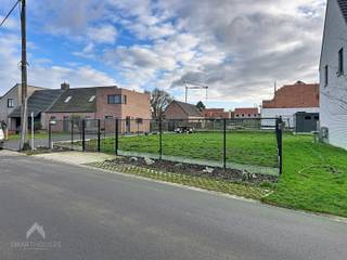 <p>Bouwrijp perceel bouwgrond, gelegen in een rustige en landelijke omgeving, nabij diverse faciliteiten.<br />Het perceel is geschikt voor een open bebouwing en heeft een perceelbreedte van 16 meter.<br />Dankzij de zuidgerichte oriëntatie geniet u de hele dag van optimale zoninval.</p>
<p>Een ideale opportuniteit voor wie rustig wil wonen met een vlotte bereikbaarheid.<br />Er is eveneens een gelijkaardig achterliggend perceel bouwgrond van 531 m² beschikbaar.</p>
<p>Dit perceel bouwgrond is te koop <strong>ZONDER makelaar</strong> via het concept van <strong>Smart Houses</strong>.<br />Wenst u verdere inlichtingen? Contacteer rechtstreeks de eigenaar via <strong>0497/87.86.67</strong>.</p>