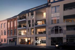 Dit drieslaapkamer appartement van 131 m² op de 2de en 3de verdieping beschikt op het 1ste niveau over een vestiaire, een toilet, een eet- en leefruimte met toegang tot het zuidwestelijk georiënteerd terras (14 m²) en een keuken met aansluitend een berging. Op het 2de niveau bevinden zich de 3 slaapkamers, waarvan één met toegang tot het 2de terras van 4 m², een toilet en een badkamer uitgerust met een dubbele lavabo, een inloopdouche en de aansluiting voor een droog- en wasmachine. Het appartement voldoet aan de strenge energienormen dankzij de voorziening van zonnepanelen, een individuele centrale verwarming met een lucht-waterwarmtepomp en vloerverwarming, een balansventilatie type D. <br /><br />De residentie telt 6 appartementen, elk voorzien van een zuidwest-georiënteerd terras, en een commerciële ruimte. Voor het gemak van de bewoners biedt de residentie carports en overdekte fietsparkeerplaatsen in het gemeenschappelijke binnengebied.<br /><br />De ligging biedt een fijne balans tussen rust en stedelijke dynamiek. Op wandelafstand vind je de Coupure, het Groenevalleipark en de Watersportbaan, ideaal voor ontspanning en buitenactiviteiten. Tegelijkertijd biedt het nabijgelegen stadscentrum een breed aanbod aan restaurants, winkels en culturele voorzieningen. De residentie is goed bereikbaar, zowel met de wagen via de R40 en R4 als met het openbaar vervoer. Meerdere bus- en tramhaltes in de buurt zorgen voor snelle verbindingen door de stad.