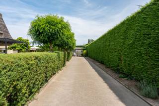 Ontdek deze uiterst charmante en kwalitatief afgewerkte villa, gelegen op een volledig omheind perceel van maar liefst 1.195 m². <br /><br />De woning paalt aan agrarisch gebied en geniet van een prachtig, groen verzicht, wat zorgt voor een unieke combinatie van rust, privacy en ruimte.<br /><br />Dankzij de rustige, doch centrale ligging bevindt u zich op wandelafstand van de sportvelden van 't Kraaienhof en geniet u van een vlotte verbinding naar Waregem, Zulte en Tielt.<br /><br />De villa is praktisch ingedeeld en biedt een uitzonderlijk ruime bewoonbare oppervlakte. <br /><br />Op het gelijkvloers vindt u een gezellige zithoek, een lichtrijke leefruimte, een bureauruimte die eveneens als extra slaapkamer kan dienen, twee slaapkamers, een ruime leefveranda en twee volledig uitgeruste badkamers.<br /><br />De open keuken vormt het hart van de woning en is voorzien van kwalitatieve toestellen, een overvloed aan kastruimte en een ruim werkblad; een droom voor elke kookliefhebber.<br /><br />Op de verdieping bevinden zich nog twee volwaardige slaapkamers, waardoor de woning in totaal over vier slaapkamers beschikt.<br /><br />Ook buiten is het volop genieten. De fraai aangelegde en verzorgde tuin met meerdere terrassen biedt op elk moment van de dag een aangename plek om tot rust te komen. <br /><br />Achteraan het perceel bevinden zich een ruime garage en een carport, bereikbaar via de verzorgde oprit.<br /><br />Troeven:<br /><br />•Volledig omheind perceel van 1.195 m²<br />•Prachtig verzicht op agrarisch gebied<br />•4 slaapkamers<br />•2 badkamers<br />•Ruime leefveranda<br />•Volledig ingerichte keuken met kwalitatieve toestellen<br />•Centrale verwarming op aardgas<br />•Airconditioning<br />•EPC-label C<br />•Veel bergruimte<br />•Ruime oprit<br />•Garage en carport<br />•Rustige, maar centrale ligging<br /><br /><br />Bezoekdag op zaterdag 22 augustus van 9.30 u tot 12.00 u.<br /><br />Reserveer uw bezoek eenvoudig via onze website.