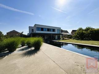 Op een prachtig perceel van 1.866 m² vinden we deze unieke moderne villa met een bewoonbare oppervlakte van maar liefst 335 m², gebouwd met oog voor stijl, ruimte en kwaliteit.<br />De woning is gelegen aan Gooreind 42A in Geel, in een rustige straat met vlotte verbinding naar het centrum, winkels, scholen en invalswegen.<br /><br />✅ Indeling:<br />Gelijkvloers:<br />Ruime inkomhal met gastentoilet<br />Grote leefruimte met open keuken, eetruimte en zithoek<br />Ruime wasplaats/berging/vestiare<br />Slaapkamer 1 (studio) met aansluitende badkamer (ideaal als gelijkvloerse master)<br />Garage met automatische poort<br /><br />Verdieping:<br />3 ruime slaapkamers<br />Tweede badkamer met douche<br />Nachthal met apart toilet<br />Bureau/extra ruimte met zicht op leefruimte<br />2de wasplaats/Berging<br /><br />🌿 Buitenruimte:<br />Zuidwestgerichte tuin<br />Zwembad in natuursteen met strakke terrassen<br />Mooie en onderhoudsvriendelijke aanplanting met oog op privacy.<br />Ruime oprit.<br /><br />⚙️ Extra troeven:<br />Recent gebouwd ism met gekende architect en aannemers uit de regio.<br />Hyper geïnstalleerde keuken.<br />Zéér energiezuinig, negatief EPC, label A+! E -15, -29kWh/m²j<br />10.000+ wp aan zonnepanelen met thuisbatterij.<br />Diepteboring (±120m) met filtratiesysteem voor drinkwater.<br />Lucht/water warmtepomp met vloerverwarming<br />Zwembad met verwarming via warmtepomp.<br />Bijgebouw in tuin dat nog naar wens verder ingericht kan worden.<br /><br />P en G score: D<br />WG-GMO-GVKR-VV<br /><br /> 