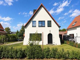 <p>Op zoek naar een <strong>kwalitatieve, energiezuinige en instapklare gezinswoning</strong> met ruimte, comfort én een zonnige tuin? Deze volledig gerenoveerde, alleenstaande woning met een stijlvolle, moderne aanbouw is gelegen vlak bij het centrum van Sijsele.</p>
<p>De woning geniet van <strong>veel natuurlijk licht en een aangename indeling</strong>, waardoor elke ruimte ruimtelijk en uitnodigend aanvoelt.</p>
<p><strong>De woning biedt onder meer:</strong></p>
<ul>
<li>Een <strong>ruime keuken met aansluitende eetruimte</strong></li>
<li>Een gezellige <strong>leefruimte met afsluitbare bureauruimte</strong>, ideaal voor thuiswerk</li>
<li><strong>3 volwaardige slaapkamers</strong> - <strong>2 badkamers</strong></li>
<li>Een <strong>droge kelder</strong>, een praktische <strong>bijkeuken en afzonderlijke wasplaats</strong></li>
<li>Een <strong>ruime, zonnige tuin</strong> met buitenberging/garage</li>
<li><strong>3 terrassen</strong>: vooraan, in de zijtuin en aan de achterzijde</li>
<li><strong>Vloerverwarming</strong> via een energiezuinige <strong>lucht-waterwarmtepomp</strong></li>
</ul>
<p><strong>Kwalitatieve afwerking in het vooruitzicht</strong></p>
<p>De woning wordt <strong>schilderklaar afgewerkt</strong>, waarbij verschillende elementen nog verder worden afgewerkt om het geheel een hoogwaardige en hedendaagse uitstraling te geven:</p>
<ul>
<li>Kaleien van de gevel van de bestaande woning</li>
<li>Afwerking van de gevel van de aanbouw met <strong>zwart latwerk</strong></li>
<li>Buitenberging/garage wordt bekleed met <strong>zwart hout</strong> en voorzien van elektriciteit</li>
<li>Plaatsing van <strong>parket in de leefruimte en slaapkamers</strong></li>
<li><strong>Maatmeubilair</strong> voor keuken, badkamer en slaapkamers</li>
<li>Optioneel kan de <strong>aanleg van de oprit en tuin</strong> nog worden besproken</li>
</ul>
<p>Dankzij de combinatie van <strong>karaktervolle architectuur, moderne accenten, energiezuinige technieken en een ruime zonnige tuin</strong> is dit een woning die zowel vandaag als in de toekomst bijzonder aangenaam wonen biedt.</p>
<p>De <strong>gunstige ligging nabij het centrum van Sijsele</strong> zorgt bovendien voor een vlotte bereikbaarheid van winkels, scholen, openbaar vervoer en belangrijke verbindingswegen.</p>
<p><strong>Een ideale woning voor wie op zoek is naar comfort, ruimte en energiezuinig wonen. <br /><br /></strong>Contacteer Bonne Vastgoed voor meer info of voor het inplannen van een bezoek via info@bonnevastgoed.be of via 050/73.73.73.<strong> </strong></p>