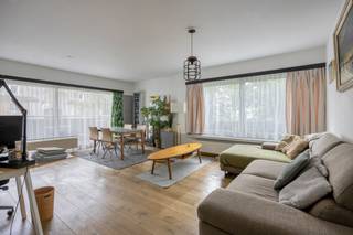 <p>Te koop: instapklaar appartement met 3 slaapkamers in Mechelen, op wandelafstand van winkels, horeca en openbaar vervoer.</p><p><br /></p><p>Dit appartement combineert een verzorgde afwerking met conforme attesten, waardoor u zonder zorgen kunt verhuizen. Gelegen in het bruisende centrum van Mechelen, geniet u van alle stedelijke voorzieningen binnen handbereik. Bovendien is er een autostaanplaats beschikbaar bij aankoop voor € 20.000, wat het comfort compleet maakt.</p><p><br /></p><p>Belangrijkste ruimtes:<br />• Woonkamer met airco en veel lichtinval<br />• Keuken met dubbele spoelbak, vaatwasser, dampkap, oven en inductiekookplaat<br />• Drie slaapkamers<br />• Badkamer met inloopdouche, wastafel in meubel en aansluiting voor wasmachine<br />• Apart toilet met handenwasser<br />• Inkomhal<br />• Terras<br />• Kelder</p><p><br /></p><p>Troeven:<br />• Instapklaar met conforme attesten<br />• Centrale ligging in Mechelen<br />• Mogelijkheid tot aankoop van autostaanplaats (€ 20.000)</p><p><br /></p><p>Neem vandaag nog contact op met uw ERA-makelaar voor een bezoek.</p><p><br /></p><p>JOUW DROOMAPPARTEMENT. ZO GEVONDEN!</p>