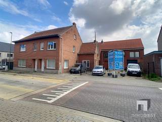 <h3><span>PROJECTEIGENDOM – 2 BESTAANDE WONINGEN + BOUWGROND VOOR NIEUWBOUW NA AFBRAAK</span></h3><p><span>IDEAAL PROJECT VOOR AANNEMER, INVESTEERDER OF PARTICULIER MET BOUWAMBITIES</span></p><h3><span> </span></h3><h3><span>Inmiddels is er een stedebouwkundig attest bekomen. </span></h3><h3><span>Hier kunnen de 2 bestaande woningen behouden blijven én kan er een nieuwbouw half open bebouwing gerealiseerd worden. </span></h3><p><span> </span></p><p><span>Unieke kleinschalig bouwproject: een projecteigendom met twee bestaande woningen én een afgeleverde sloopvergunning voor de loods/achterbouw.</span></p><p><span>Na de sloop komt een aan de rechterzijde een bouwgrond voor de bouw van een (derde) nieuwbouwwoning.</span></p><p><span>Dankzij de bestaande sloopvergunning kunnen partijen genieten van het gunsttarief van 6% btw bij de bouw/verkoop van de nieuwbouwwoning /verhuur van de nieuwbouwwoning voor 15 jaar en de renovatie van de twee woningen. </span></p><p><span> </span></p><p><span>Troeven</span></p><p><span> </span></p><ul><li><span>Stedebouwkundig attest bekomen voor bekomen 3 eigendommen;</span></li><li><span>Twee karaktervolle verhuurde woningen met een goed huurrendement, je kan nog een tijdje huur incasseren; </span></li><li><span>Sloopvergunning loods is voorhanden</span></li><li><span>Toepassing 6% BTW, bij zelf afbreken en verkopen van de nieuwbouw/verhuren van de nieuwbouw voor 15 jaar/renovatie van de bestaande woningen</span></li><li><span>Strategische ligging met vlotte bereikbaarheid en tal van voorzieningen in de buurt</span></li></ul><p><span> </span></p><p><span>Je creëert dus, na realisatie, drie afzonderlijke woningen voor verhuur, verkoop of deels eigen gebruik. </span></p><p><span>Ideaal voor aannemers, kleine ontwikkelaars of particulieren met een langetermijnvisie.</span></p><p><span>Een project met potentieel én financiële voordelen – ontdek het nu!</span></p><p><span> </span></p><p><span>Contacteer Immo Diest en BEL 013 31 25 22 of 0498 52 64 52 of mail </span><span>jan.vanonckelen@immodiest.be</span></p><p><span> </span></p><p><span> </span></p>