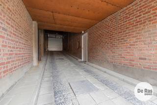 AALST- Gesloten hoekgarage/ garagebox met extra ruimte!<br /><br />Op zoek naar een veilige en vlot bereikbare parkeerplaats of extra opslagruimte? Dan is deze gesloten hoekgarage zeker een bezoek waard.<br />Dankzij de gunstige hoekligging geniet u van extra ruimte, waardoor niet alleen parkeren comfortabeler verloopt, maar er ook plaats is voor fietsen, rekken of bijkomende opbergruimte.<br /><br />De garage is gelegen op een vlot bereikbare locatie en is ideaal voor zowel eigen gebruik als investering.<br /><br />Interesse? Neem gerust contact met ons op voor meer informatie of een bezoek ter plaatse via 053/60.65.60.<br />De prijs is een niet-bindende richtprijs. Na biedingen beslist de verkoper over verkoop aan het beste bod. Info via ons of reglement.