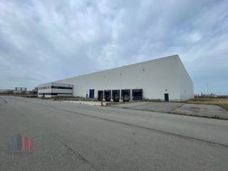 In het havengebied van Oostende bevindt zich dit logistieke magazijn met een totale oppervlakte van 5.000 m² en een vrije hoogte van 10,70 meter.De...