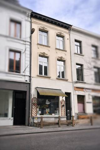 Dit karaktervolle pand combineert een commerciële gelijkvloerse ruimte met een ruime woonst op de bovenverdiepingen. De gevel straalt...