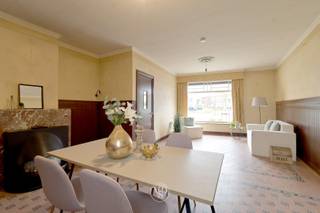 Achter deze karakteristieke voorgevel schuilt een ruime en praktische woning met een aangename tuin, gelegen op een mooie centrale locatie aan de kerk, in de recent heraangelegde en aantrekkelijke dorpskern.<br /><br />Bijzonder handig is de aanwezige ‘poort’, die zowel als inkom als garage kan fungeren. Voor de garage is bovendien een openbare parkeerplaats voorzien, die door de eigenaar gebruikt kan worden, aangezien deze zich voor de private garagepoort bevindt.<br /><br />Op het gelijkvloers bevinden zich een ruime leefruimte, een bureel dat eveneens als slaapkamer kan worden ingericht, een berging/wasplaats en een centraal gelegen keuken achteraan. Daarnaast beschikt de woning over een kelder en een veranda.<br /><br />De eerste verdieping omvat vier slaapkamers en een badkamer.<br /><br />Ook de zolderverdieping biedt dankzij de vaste trap en het ruime volume heel wat mogelijkheden en kan volledig naar eigen wens worden ingericht. Zo kunnen hier eventueel nog extra kamers of andere functionele ruimtes worden gecreëerd.<br /><br />Buiten zijn er nog enkele bijgebouwen aanwezig en de aangename tuin staat garant voor heerlijk vertoeven.<br /><br />Mits de nodige renovatiewerken maak je van deze woning een echte parel!