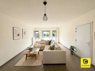 <p><span>Gelijkvloers 1-slaapkamerappartement met ruime tuin</span></p><p><span>Dit aangename 1-slaapkamerappartement bevindt zich op het gelijkvloers in een gegeerde en rustige buurt in Berchem. Dankzij de ruime tuin, de praktische indeling en de aangename lichtinval is dit appartement ideaal voor wie op zoek is naar comfortabel wonen met een buitenruimte.</span><span> </span></p><p><span> </span></p><p><span> </span></p><p><span>Leefruimte en keuken</span></p><p><span>De leefruimte bevindt zich aan de straatzijde en geniet dankzij de drie grote raampartijen van een mooie natuurlijke lichtinval. Aansluitend bevindt zich de praktische keuken, uitgerust met een ingebouwde vaatwasser, oven, koelkast en kookplaat.</span></p><p><span> </span></p><p><span>De keuken geeft toegang tot een aparte berging, waar tevens een aansluiting voor een wasmachine is voorzien.</span></p><p><span> </span></p><p><span> </span></p><p><span>Slaapkamer en badkamer</span></p><p><span>De ruime slaapkamer bevindt zich aan de achterzijde van het appartement en grenst rechtstreeks aan de tuin. Het rustgevende zicht op de tuin zorgt voor een aangename en ontspannen sfeer. Via de grote glazen deur heeft u bovendien rechtstreeks toegang tot de tuin en geniet de slaapkamer van een optimale lichtinval.</span></p><p><span> </span></p><p><span>De ruime badkamer is uitgerust met een enkele lavabo, een ligbad met douchevoorziening. Dankzij de royale oppervlakte biedt de badkamer voldoende comfort en bewegingsruimte.</span></p><p><span> </span></p><p><span> </span></p><p><span>Buitenruimte</span></p><p><span>Een absolute troef van dit appartement is de ruime tuin, waar u in alle rust kunt genieten. De directe toegang vanuit de slaapkamer maakt deze buitenruimte bovendien bijzonder praktisch.</span><span> </span></p><p><span> </span></p><p><span> </span></p><p><span>Huurprijs en beschikbaarheid</span></p><p><span>Huurprijs: €975/maand</span></p><p><span>Provisie: €125/maand</span></p><p><span>Beschikbaar: 01/11/2026</span></p><p><span> </span></p><p><span> </span></p><p><span> </span></p>