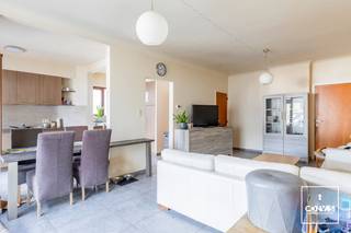 Deze woning is gelegen op een gegeerde locatie nabij het <strong>centrum van Eeklo</strong>. Dankzij de nabijheid van lokale handelaars, scholen en andere faciliteiten in de buurt zorgt dit voor een levendige buurt. Verder is deze eigendom <strong>vlot bereikbaar</strong> via het openbaar vervoer en ook gelegen <strong>nabij invalswegen</strong>. <br /><br />In <strong>2019 </strong>onderging deze woning aan een<strong> grondige renovatie</strong>. Zo werden alle technieken, sanitair, ramen en isolatie vernieuwd. Ook alle <strong>daken en poorten</strong> van de garageboxen werden mee <strong>vernieuwd</strong>.<br /><br />Op het gelijkvloers heeft de woning volgende indeling: Inkomhal, bureau/slaap(hobby)kamer, woonkamer, eetkamer, keuken met berging, terras, apart toilet, badkamer/wasplaats en een garage met bergplaats erboven.<br /><br />Het eerste verdiep geeft plaats aan <strong>drie ruime slaapkamers</strong> en een badkamer. Via de vaste trap is er toegang tot het tweede verdiep met nog <strong>een slaapkamer en badkamer</strong>.<br /><br />Op het einde van het terrein is nog een <strong>grote tuin</strong> die ook inbegrepen is.<br /><br />De huurprijs bedraagt €1.000/maand en is onmiddellijk beschikbaar.<br /><br />Voor meer informatie en een bezoek, neem dan contact op met Theo via theo@convas.be 