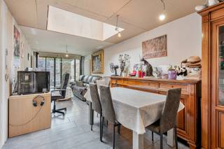 Droomt u van een woning in het hart van de stad, volledig naar uw eigen smaak ingericht, maar zonder zorgen over ingrijpende renovaties? Dan is dit uw kans.
In het centrum van Geraardsbergen, op een uitzonderlijke ligging vlak bij winkels, openbaar vervoer, horeca,… bevindt zich deze eigendom. De grote structurele werken zijn al uitgevoerd: een volledig nieuw dak, nieuwe ramen, vernieuwde elektriciteit, nieuwe rioleringen, nieuwe beton,…U hoeft enkel nog te kiezen voor de afwerking die bij uw levensstijl past.

Op het gelijkvloers bevindt zich een gezellige woon-en eetkamer, aansluitend op een open keuken waar alle voorzieningen al klaarstaan. De badkamer is ingericht met douche, lavabo en toilet. Vanuit de leefruimte stapt u zo het aangename terras op: een ideale plek om tot rust te komen of gasten te ontvangen.
Op de eerste verdieping vindt u een slaapkamer en een apart toilet. De tweede verdieping biedt plaats aan een tweede slaapkamer, met daarnaast een ruimte die ideaal is als bureau of dressing. Verder is er nog een zolder, perfect als extra bergruimte.
Wat deze woning helemaal af maakt, is de inpandige garage met elektrische poort, een absolute meerwaarde op deze toplocatie. 
Troeven? GEEN ASBEST, gunstig EPC-label B, grote structurele werken zijn uitgevoerd,... Kortom, een zorgeloze investering in de toekomst.

Voor alle info of een bezoek neem contact op met Emilie op 0472/59 05 39 of emilie@cornelis-partners.be
