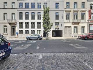 Op zoek naar instapklare kantoorruimtes met parking op een toplocatie in Kortrijk? Ontdek deze representatieve kantoren met 18 achterliggende parkeerplaatsen, ideaal gelegen tussen het station en het Gerechtsgebouw, en op wandelafstand van de Grote Markt in Kortrijk.Indeling:Gelijkvloers: 178m²1ste Verdiep: 225m²2de Verdiep: 225m²3de Verdiep: 225m²4de Verdiep: 178m²Het gebouw omvat een totale kantooroppervlakte van ca. 850 m², exclusief kelder en zolderverdieping en kan gehuurd worden per volledig verdiep of in zijn totaliteit. Dit biedt flexibiliteit voor groeiende bedrijven of organisaties die modulair willen uitbreiden.Het gebouw is uitgerust met moderne voorzieningen die het comfort, de energie-efficiëntie en de connectiviteit van uw onderneming garanderen:- Ventilatiesysteem- Warmtepomp (verwarming en koeling)- Hoogspanningscabine- Zonnepanelen- Toegangscontrole- UTP-bekabeling- Fiber Proximus- LiftBij het pand horen eveneens 18 parkeerplaatsen aan de achterzijde, waarvan 6 met laadmogelijkheid voor elektrische wagens. Dit is een grote troef in het centrum van Kortrijk, waar parkeergelegenheid vaak schaars is.Bent u op zoek naar een kantoorruimte te huur in Kortrijk? Contacteer ons voor meer informatie of een bezoek ter plaatse.