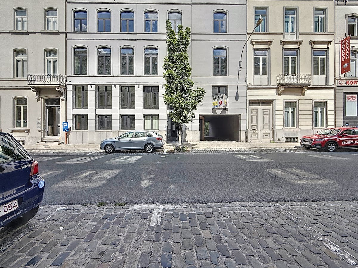Kantoorruimtes met parking te huur in centrum van Kortrijk - foto 1