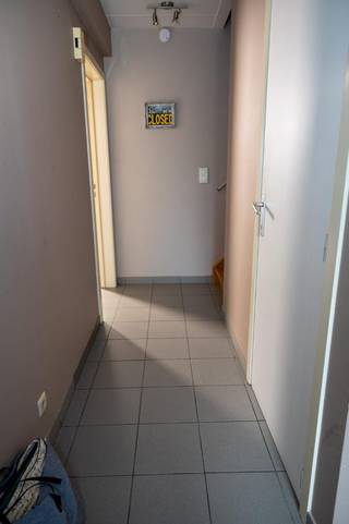 Bent u op zoek naar een functionele woning met een uitstekende ligging? Dan is deze instapklare woning in Vorselaar zeker een bezoek waard.<br /><br />De woning is gelegen in een doodlopende, rustige straat, op wandelafstand van winkels, lokale horeca, scholen en openbaar vervoer. Tegenover de woning is er een grasveldje waar de kinderen zich kunnen uitleven.<br /><br />Op het gelijkvloers vind je een apart gastentoilet,een berging (met aparte douche), living en keuken.<br />Op de eerste verdieping zijn er 3 volwaardige slaapkamers, een badkamer en een apart toilet.<br /><br /><br />De woning is goed onderhouden en instapklaar. De woning beschikt over aluminium buitenschrijnwerk en wordt verwarmd via een hoogrendement gasketel (2019). Ook het dak werd reeds geïsoleerd.<br /><br />Buiten geniet u van een verzorgde tuin met een sfeervolle (recent geplaatste) overkapping met daarin een afgewerkte tuinberging. Een bijkomende troef is de praktische zijtoegang naast de woning. Hierdoor kunnen fietsen/vuilnisbakken eenvoudig van en naar de tuin worden gebracht zonder door de woning te moeten passeren.<br /><br />Extra's:<br />- CV op gas<br />- EPC label C, 216kWh/m² jaar, geen renovatieplicht<br />- Elektriciteit nog niet gekeurd