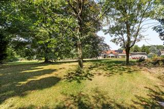 Ruime gezinswoning, gelegen op een prachtig perceel van 2645 m², met een grote tuin, parkeermogelijkheden en een aparte studio. Op het...