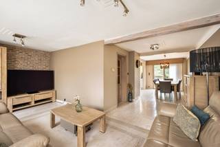 Deze verzorgde bèl-étage in rustige straat te centrum Turnhout is ideaal als gezinswoning waarbij de gelijkvloerse verdieping achteraan perfect te gebruiken is als kantoor/praktijk/kangoeroewoning/zorgwoning of in te richten naar wens.<br /><br />Op de 1 verdieping treft u een ruime L-woonkamer met open keuken. Deze is vernieuwd in 2016, kwalitatief afgewerkt en volledig uitgerust met oven, micro, vaatwas (BJ 2023), grote afzonderlijke side-bysidekoelkast + -vriezer en brede gasvuur. Apart toilet. Toegang via de eetkamer naar het terras. <br /><br />Op de 2e verdieping 3 zeer verzorgde slaapkamers, 1 slaapkamer beschikt over een ingemaakt bureel en ingemaakte kasten. Tevens een recent vernieuwde badkamer (BJ 2022) met douche, wastafel, toilet en veel bergruimte. Bergzolder.<br /><br />Het gelijkvloers heeft een garage waar ruimte is voor het plaatsen van een wagen of deze kan dienst doen als stalling voor fietsen/bromfietsen/... <br />Achter de garage een ruime polyvalente ruimte met berging. Deze is multifunctioneel in te vullen: extra leefruimte, slaapkamer, kantoor, praktijk, zorg/kangoeroewoning,... Via deze ruimte treft u de gezellige stadstuin met ruime stenen werkatelier/extra bergruimte. Wasplaats met mogelijkheid voor extra douche en wastafel. Aansluitingen reeds voorzien. Tevens apart toilet en kleine kelderruimte. <br /><br />Buitengewone kenmerken:<br />* conforme elektrische keuring<br />* rolluiken en vliegenramen aanwezig<br />* EPC-label B