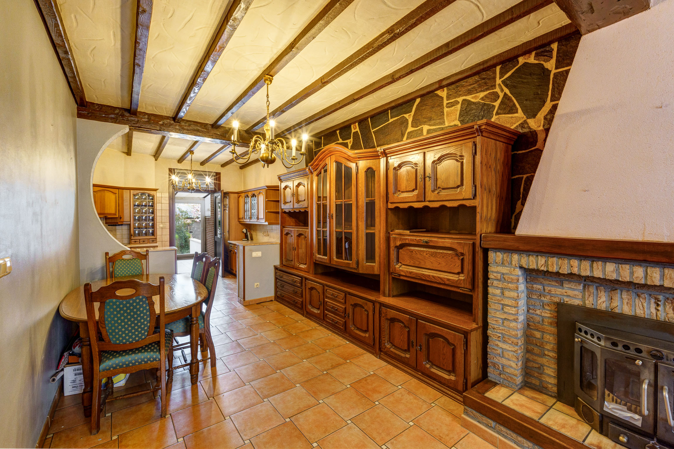 Ruime te moderniseren gezinswoning met 6 slpkms en grote tuin ! - foto 4