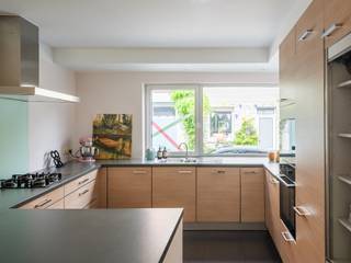 <strong>Duurzame stadswoning met 4 slaapkamers en zuidgerichte tuin nabij de Coupure</strong><br /><br /><em>Voor meer informatie, mail naar info@carloeggermont.be</em><br /><br />Gelegen in een rustige straat in de Brugse Poort bevindt zich deze verzorgde en instapklare stadswoning. U geniet hier van een rustige woonomgeving met een groen parkje recht tegenover de woning, terwijl het historisch centrum, winkels, scholen en openbaar vervoer vlot bereikbaar zijn.<br /><br />De woning, met een bewoonbare oppervlakte van ca. 158 m², werd gebouwd in 2006 en combineert een doordachte indeling met hedendaags comfort. Ze beschikt over een praktische kelder, een ruime inkomhal met gastentoilet en een lichtrijke leefruimte die aansluit op de volledig uitgeruste keuken. Vanuit de leefruimte heeft u directe toegang tot de zonnige, zuidgerichte tuin, voorzien van alle rust en privacy.<br /><br />Verder telt de woning momenteel drie slaapkamers, met de mogelijkheid tot het creëren van vijf slaapkamers, wat tal van opties biedt voor gezinnen, co-housing of een combinatie van wonen en werken. De badkamer is uitgerust met een douche, ligbad, toilet en dubbele wastafel.<br /><br />Dankzij de recente bouw en de degelijke isolatie is de woning bovendien energiezuinig (EPC B-label – 155 kWh/m²).<br /><br /><strong>Kortom: een ruime, lichtrijke en instapklare woning met zuidgerichte tuin, gelegen in een rustige straat nabij het centrum van Gent.</strong>
