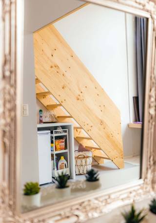 <p><strong>Lichtrijke studentenkamer met eigen badkamer.</strong></p><p>Deze gezellige ruimte van 32 m² is perfect ingericht als uitvalsbasis voor studenten. Met 4 meter hoge plafonds en grote ramen geniet je van een open en lichte sfeer. Het kot beschikt over een eigen badkamer met inloopdouche, toilet en lavabo, en een dubbel bed op een mezzanine voor extra comfort. Daarnaast is het volledig uitgerust met een koelkast, kledingkast en bureau, zodat je alles bij de hand hebt.</p><p>De huurprijs bedraagt €590, met bijkomende kosten van €205. Gelegen aan de Rue de l'Université zit je midden in het hart van de stad, met universiteiten, hogescholen, het treinstation, trendy bars en restaurants, fitnesscentra en zelfs de Universiteitscampus letterlijk voor de deur.</p><p>Voor meer informatie kun je ons bereiken via +32 4 250 04 88. Onze vertegenwoordigers helpen je graag verder.</p><p>Let op: dit kot is uitsluitend beschikbaar voor studenten!</p>