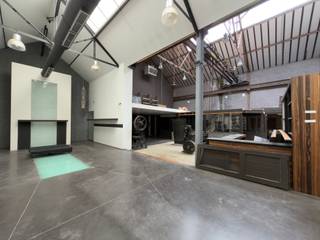 Op een strategische locatie aan de afrit van Gent Centrum bevindt zich dit uitzonderlijke commerciële pand met een totale grond oppervlakte van 700 m². Het gebouw straalt karakter en authenticiteit uit dankzij zijn historische architectuur en bijzondere uitstraling. Momenteel is het pand ingericht als één ruime handelszaak (1000 m2 bruto vloeroppervlakte) met een indrukwekkend gevoel van openheid en volume. Aan de voorzijde bestaat de mogelijkheid om twee bijkomende entiteiten te creëren, wat extra verhuurmogelijkheden biedt. De overvloedige natuurlijke lichtinval zorgt doorheen het gebouw voor een aangename en inspirerende werkomgeving. Dankzij de verschillende niveaus en verdiepingen beschikt het pand over een unieke ruimtelijke beleving.<br /><br />Deze indeling biedt tal van mogelijkheden voor showroom, retail, kantoren, creatieve werkruimtes of een combinatie van functies, uiteraard na goedkeuring van stad Gent indien er een functiewijziging nodig is. De ruime oppervlaktes laten toe om het gebouw volledig af te stemmen op de behoeften van de toekomstige eigenaar of investeerder. Bovendien geniet het pand van een uitstekende zichtbaarheid en bereikbaarheid op een van de belangrijkste toegangswegen naar Gent.<br /><br />Een zeldzame opportuniteit voor ondernemers en investeerders die op zoek zijn naar een karaktervol pand met uitzonderlijk veel potentieel.<br />Bezoek na afspraak met OC vastgoed - Olivier 0475 330 246. <br /><br />Stedenbouwkundige inlichtingen: woongebieden met cultureel, historische en/of esthetische waarde, vergunningen, geen verkavelingsvergunning, geen rechterlijke herstelmaatregel of bestuurlijke maatregel opgelegd, voorkooprecht. Geen risicozone overstromingsgevoelig gebied. P-score = B, G-score = B, EPC: X
