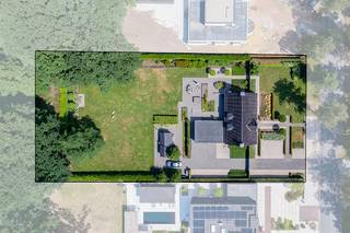 <p><strong>Landelijk ingerichte villa op exclusief en rustig gelegen perceel met een straatbreedte van 38m terug te vinden in één van de meeste geliefde Hasseltse buurten 'Berkenveld'.</strong><br /><br /><strong><u>TROEVEN</u></strong>: <br />- Rustige locatie in één van de meest geliefde Hasseltse buurten <br />- Exclusieve, luxueuze woonomgeving<br />- Gebouwd op 2 open bouwplaatsen van +- 15 aren 71 centiaren <br />- Goede verbinding naar Hasselt-centrum, Genk, Zonhoven, ... via invalswegen, de E313 en de E314 <br />- Op fietsafstand van natuurdomeinen Kiewit en Bokrijk <br />- Corda-campus op fietsafstand en slechts 2 minuten met de auto<br />- EPC label héél <strong>makkelijk te optimaliseren naar label B</strong> door extra dakisolatie, vraag gerust naar de simulaties! <br />- Elektriciteit conform gekeurd tot 2043 <br />- Minutieus onderhouden en afgewerkt met kwalitatieve materialen <br />- De woning werd gelijkvloers volledig voorzien op mindervaliden en/of ouderen<br />- <strong>Bureel voor praktijk voorzien</strong><br />- Prachtig aangelegde tuin met automatisch beregeningssysteem<br />- <strong>Riant perceel van maar liefst 31 aren 43 centiaren</strong> <br />- Voldoende parkeergelegenheid rondom de woning en in de inpandige garage <br /><br /><strong>Locatie</strong> - Landelijke charme, hedendaags comfort en een praktische indeling komen perfect samen in deze instapklare villa. Het geheel werd met oog voor kwaliteit en detail afgewerkt en biedt royale leefruimtes die perfect aansluiten bij de wensen van een modern gezin.<br />De woning is gelegen op een perceel van ruim 31 aren in de exclusieve wijk Berkenveld, een groene en rustige buurt die bekendstaat om haar ruime percelen, statige villa’s en prachtige lanen. Hier woont u in alle privacy, omgeven door natuur, terwijl het centrum van Hasselt, de E313, E314 en de belangrijkste invalswegen zich op slechts enkele minuten van uw voordeur bevinden. De combinatie van rust, ruimte, bereikbaarheid en een kindvriendelijke woonomgeving maakt deze locatie tot één van de meest gegeerde op Hasselts grondgebied. Ook natuurliefhebbers halen hier hun hart op: behalve de groene buurt waarin u woont, bevinden ook natuurdomeinen Kiewit en Bokrijk zich op fietsafstand. Talloze mogelijkheden om heerlijk te genieten. <br /><br /><strong>Indeling</strong> - Het hart van de woning wordt gevormd door de sfeervolle leefruimtes, dankzij de riante woonkamer, de gezellige eethoek en de stijlvolle keuken, die naadloos in elkaar overvloeien. Van hieruit heb je een perfect zicht op zowel de voor- als de achtertuin. Verder is de woning praktisch ingedeeld, met gelijkvloers een ruime inkomhal, vestiaire, gastentoilet, technische ruimte en inpandige garage die parkeergelegenheid biedt voor 2 wagens. Eén van de grote troeven van de woning bevindt zich ook op de gelijkvloerse verdieping: een polyvalente ruimte, die momenteel dienstdoet als thuiswerkbureel, met aansluitend een wasplaats en een geïnstalleerde douche. Deze ruimte leent zich perfect voor een vrij beroep, als vierde slaapkamer of als extra leefruimte voor een inwonende ouder. Ook voor wie graag volledig gelijkvloers wenst te wonen, kijkt hier naar een instapklare opportuniteit. <br /><br />Op de verdieping bevinden zich drie volwaardige slaapkamers. De royale master bedroom beschikt over een stijlvolle doorloopdressing en een eigen badkamer, waardoor een luxueuze privésuite ontstaat. Daarnaast zijn er nog een ruime slaapkamer en een kinderkamer.<br /><br />Deze villa combineert de tijdloze uitstraling van een landelijke architectuur met een hoogwaardige afwerking, praktische indeling en hedendaags wooncomfort. Een instapklare gezinswoning waar ruimte, een aangename woonervaring en kwaliteit centraal staan, in één van de meest feeërieke omgevingen van Hasselt. <br /><br />Graag een bezoek aan deze unieke woonst? Laat uw gegevens achter en Koen contacteert u met veel plezier! </p>